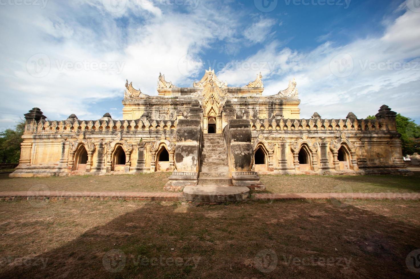 maha aung mye bon zan monasterio. foto