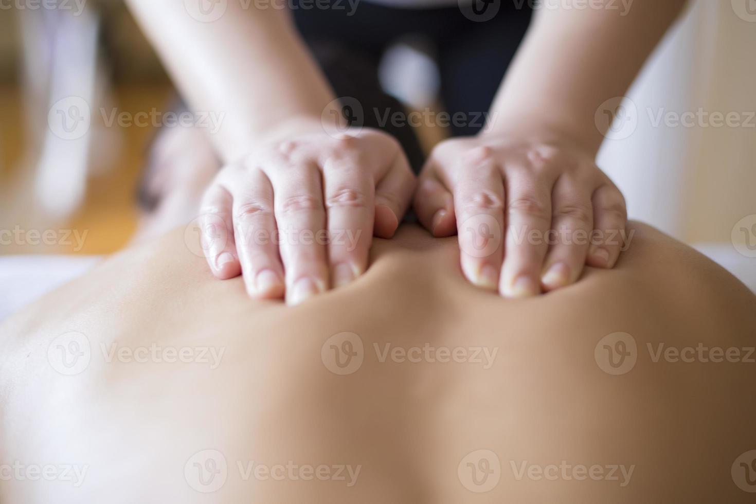 joven teniendo un masaje foto