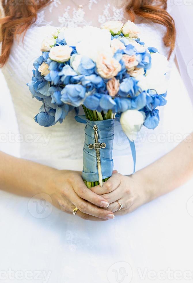 hermosa novia joven con ramo de flores azules 910362 Foto de stock en  Vecteezy