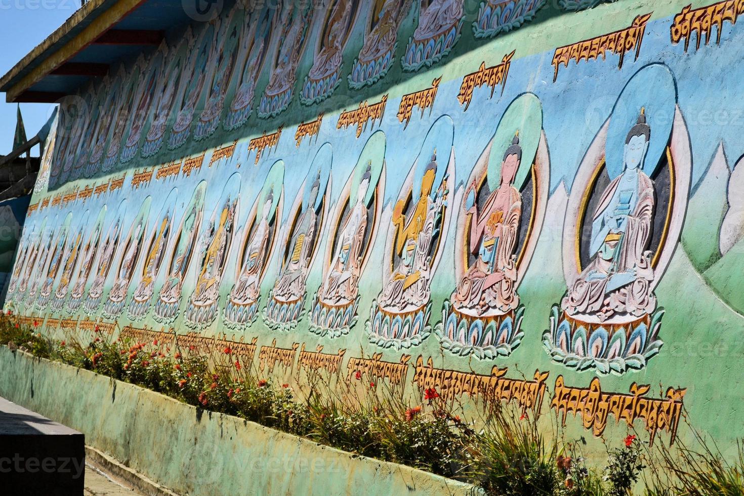 Budas coloridos en la pared del templo, Nepal foto