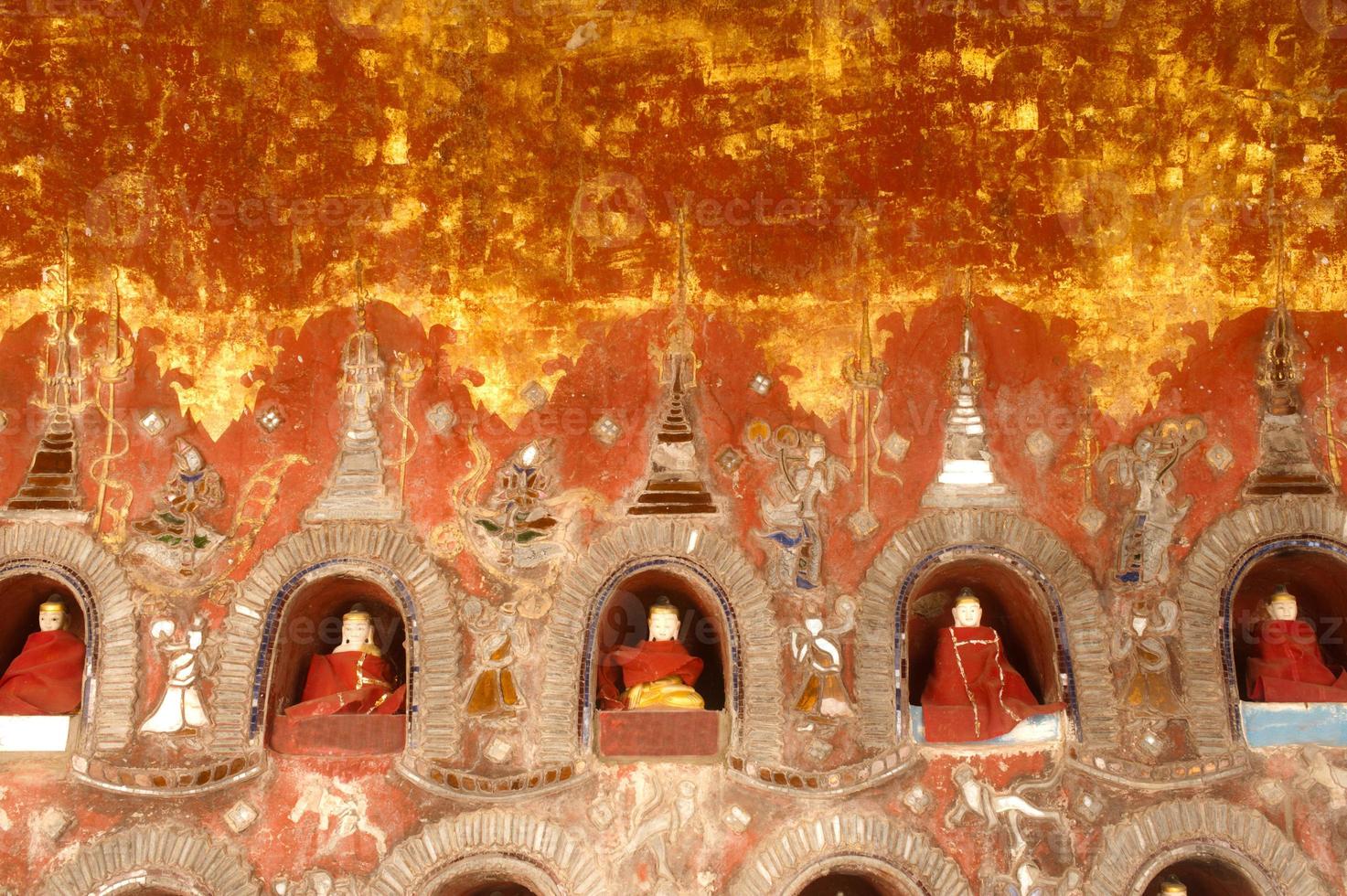 Buda en la alcoba la pagoda de la pared del templo, myanmar. foto