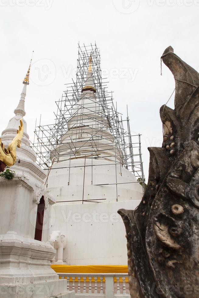 pagoda blanca en el templo foto