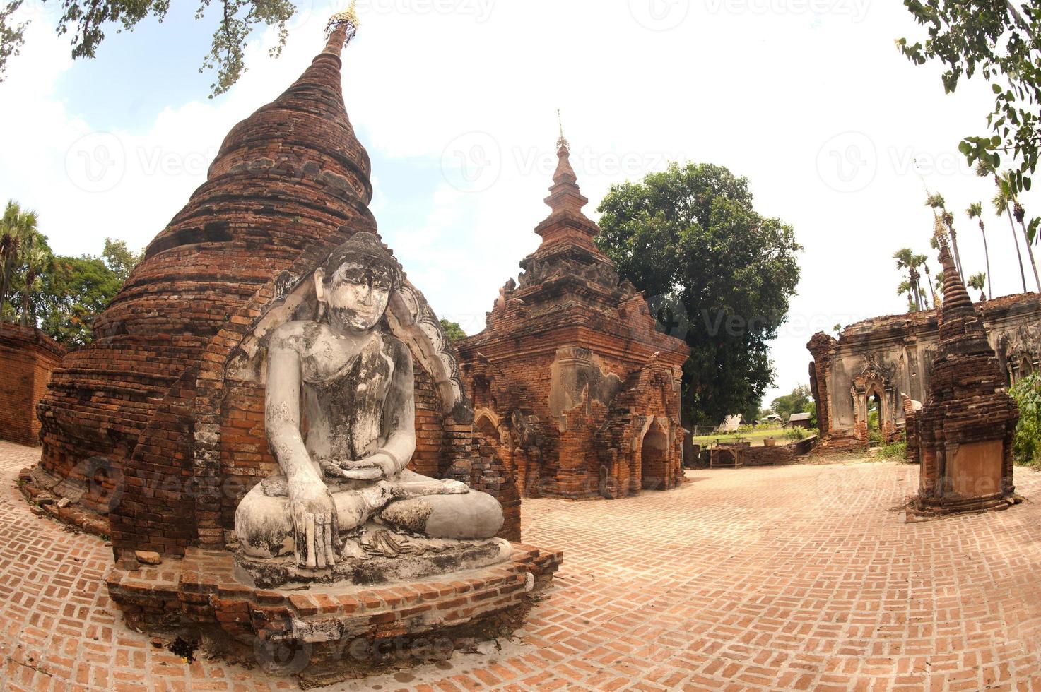 Yadana hsemee pagoda complex en myanmar. foto