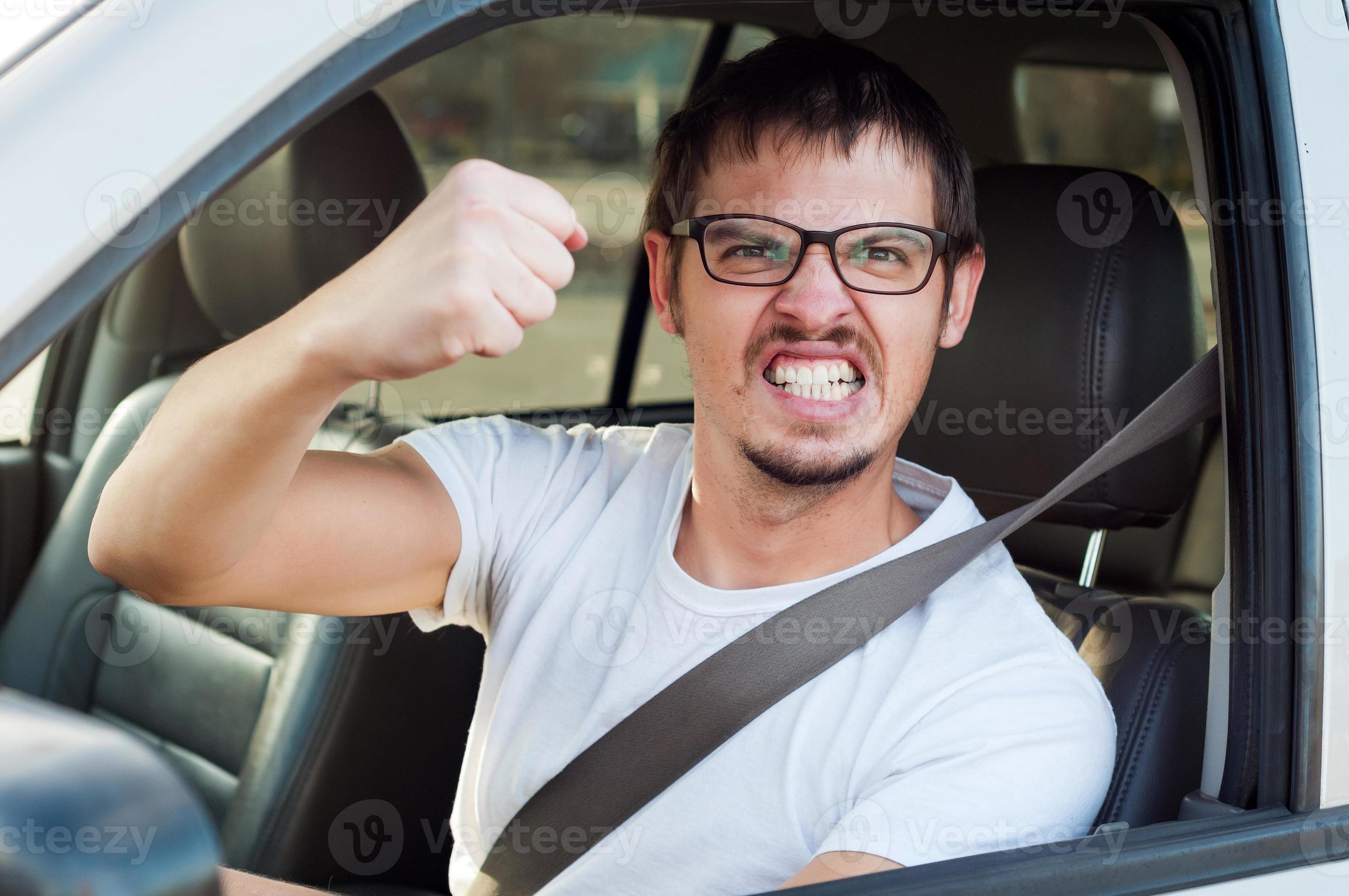 человек переходящий дорогу. новичок за рулем. опаздывающий человек. человек бежит за автобусом. бежит за автобусом.