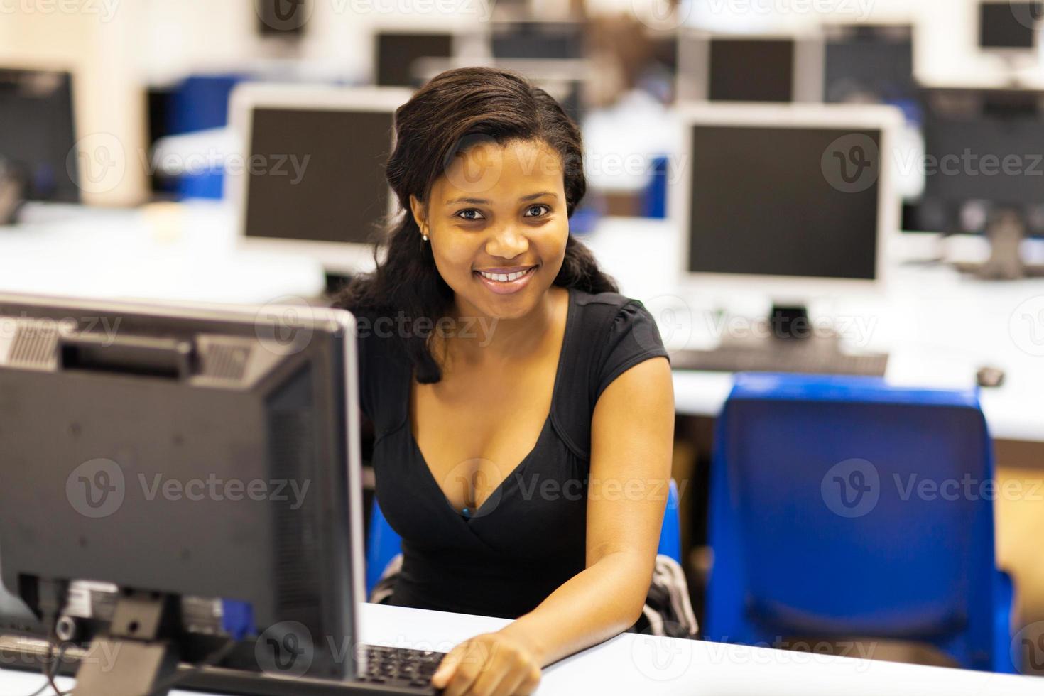 estudiante universitario afroamericano en sala de computación foto