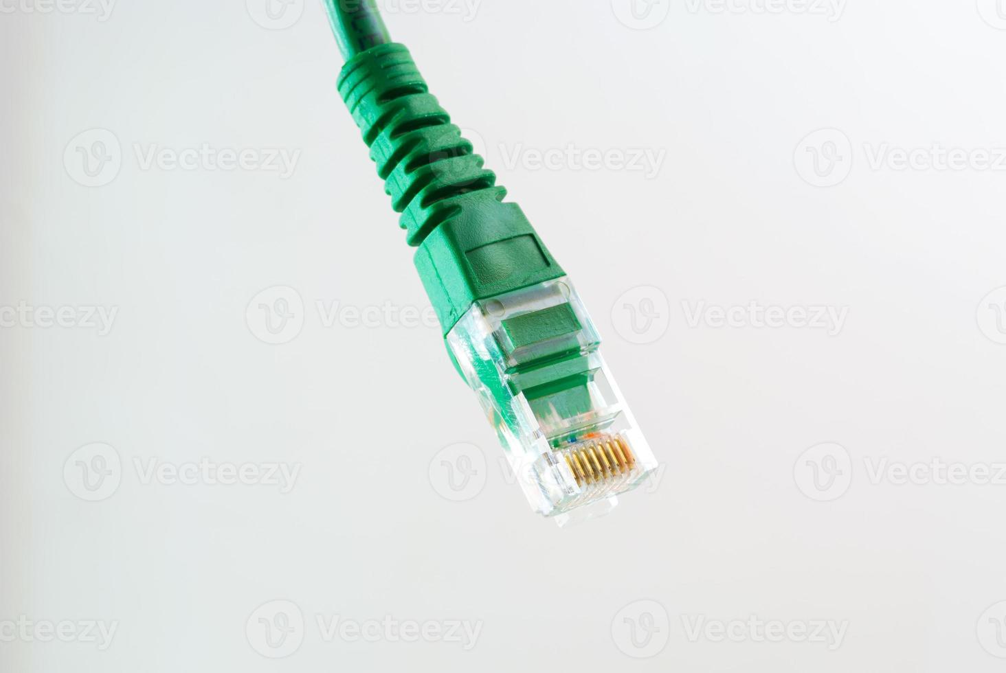 Cable de red rj45 cabeza sobre fondo blanco. foto