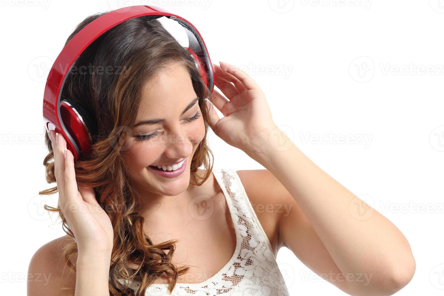 joven mujer feliz disfrutando de escuchar la música de los auriculares foto