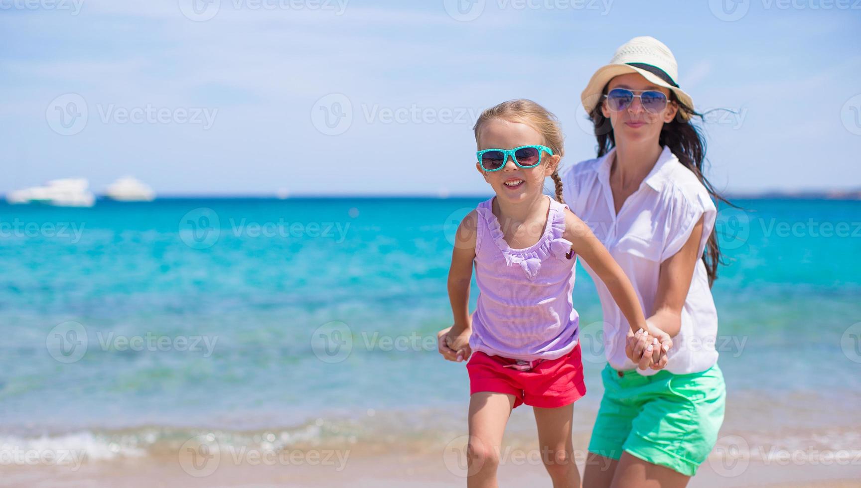 hermosa madre y su adorable hijita disfrutan de las vacaciones de verano foto