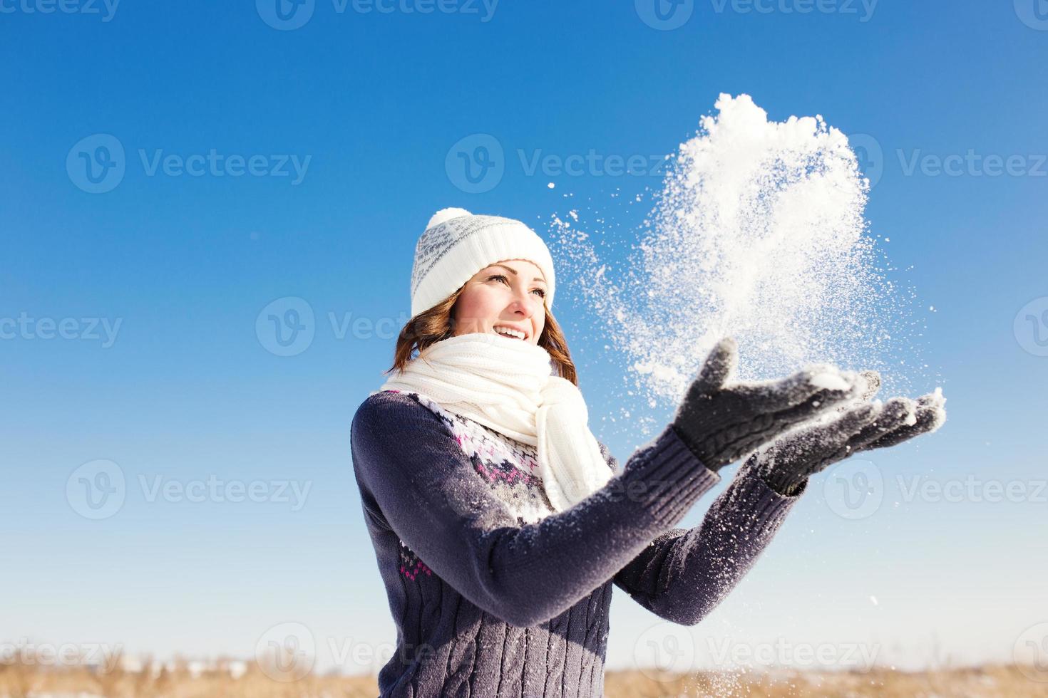 Retrato de mujer joven divertirse y disfrutar de la nieve fresca foto