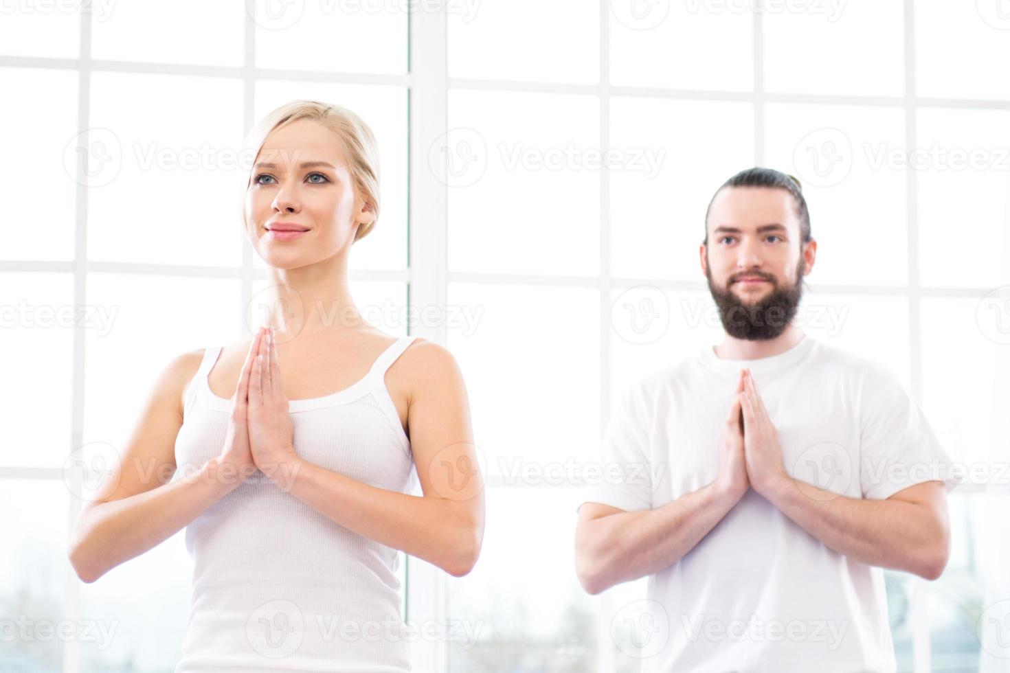 concepto de yoga con mujer y hombre joven foto
