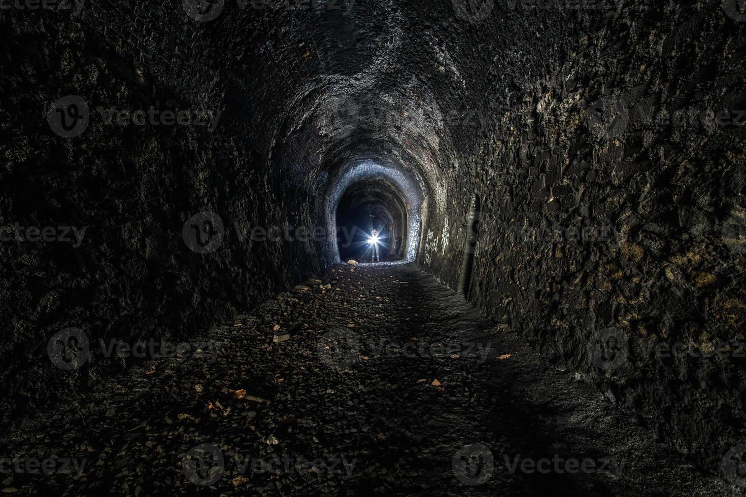 túnel ferroviario abandonado foto