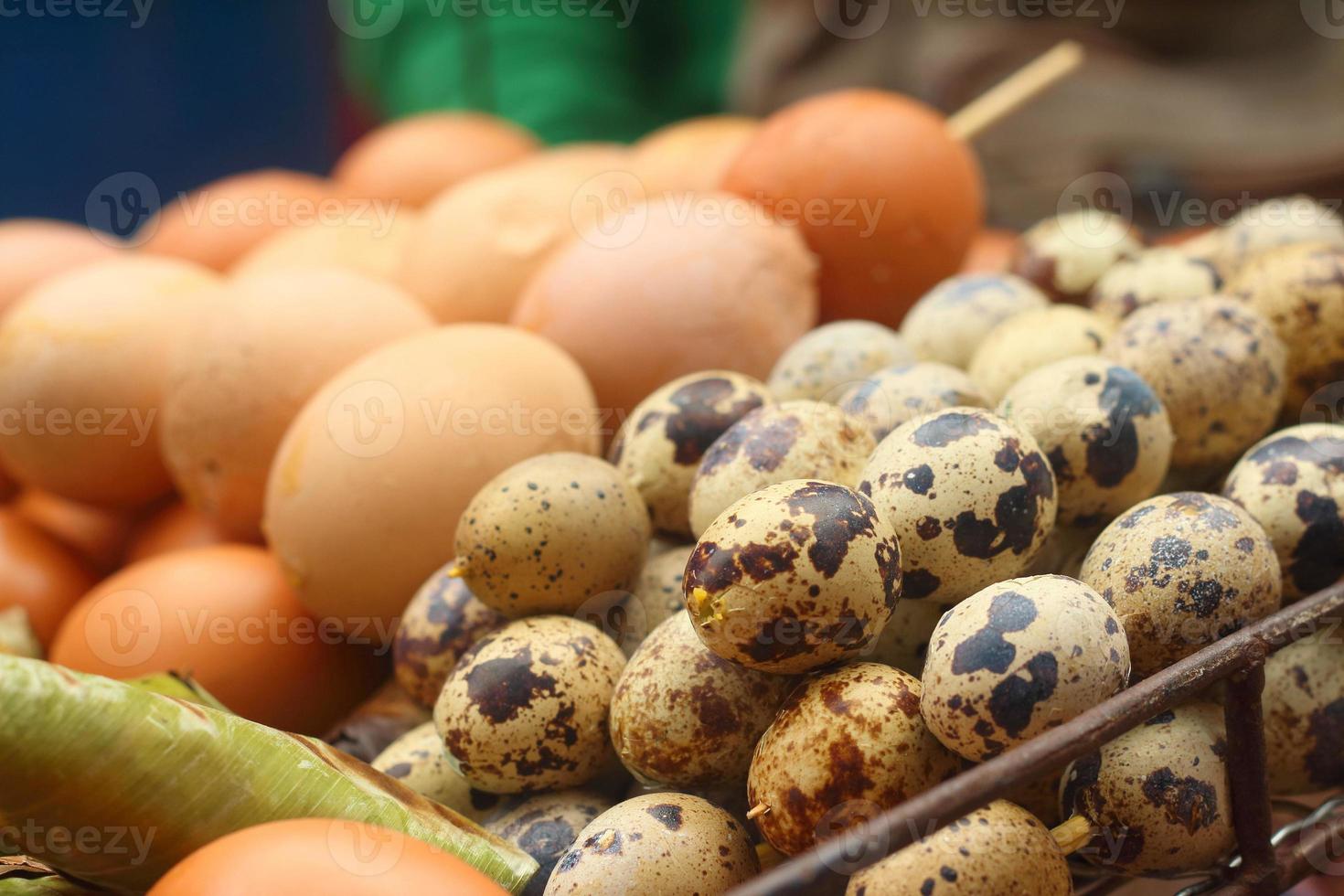 huevos de gallina a la parrilla en la estufa. foto