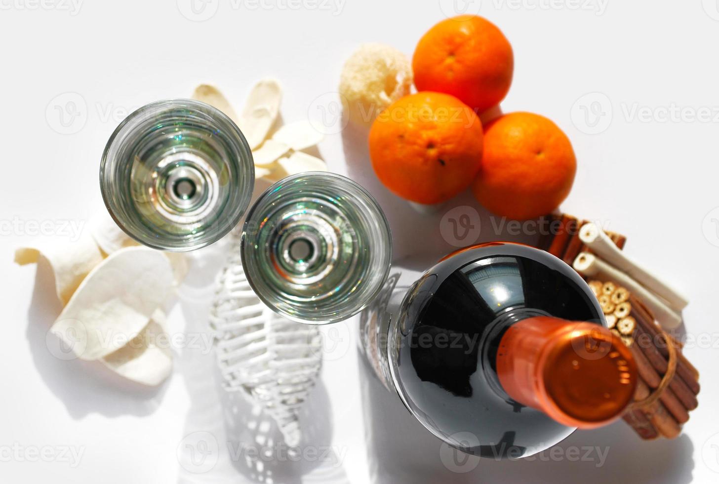 botella de vino con copas y naranjas la sicilia foto