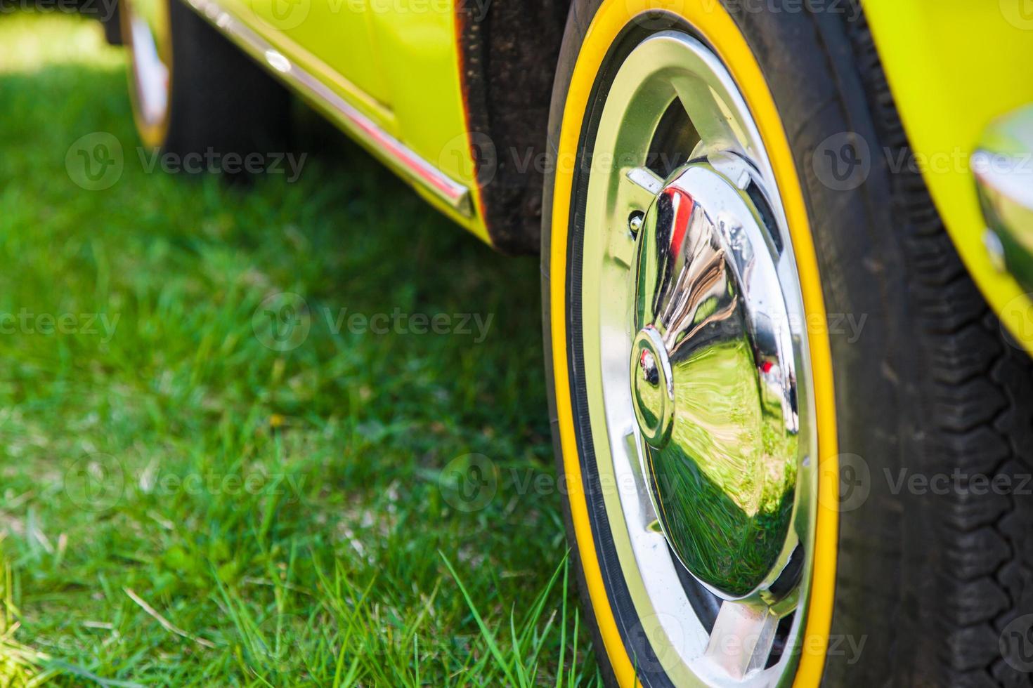 rueda de coche en verano foto