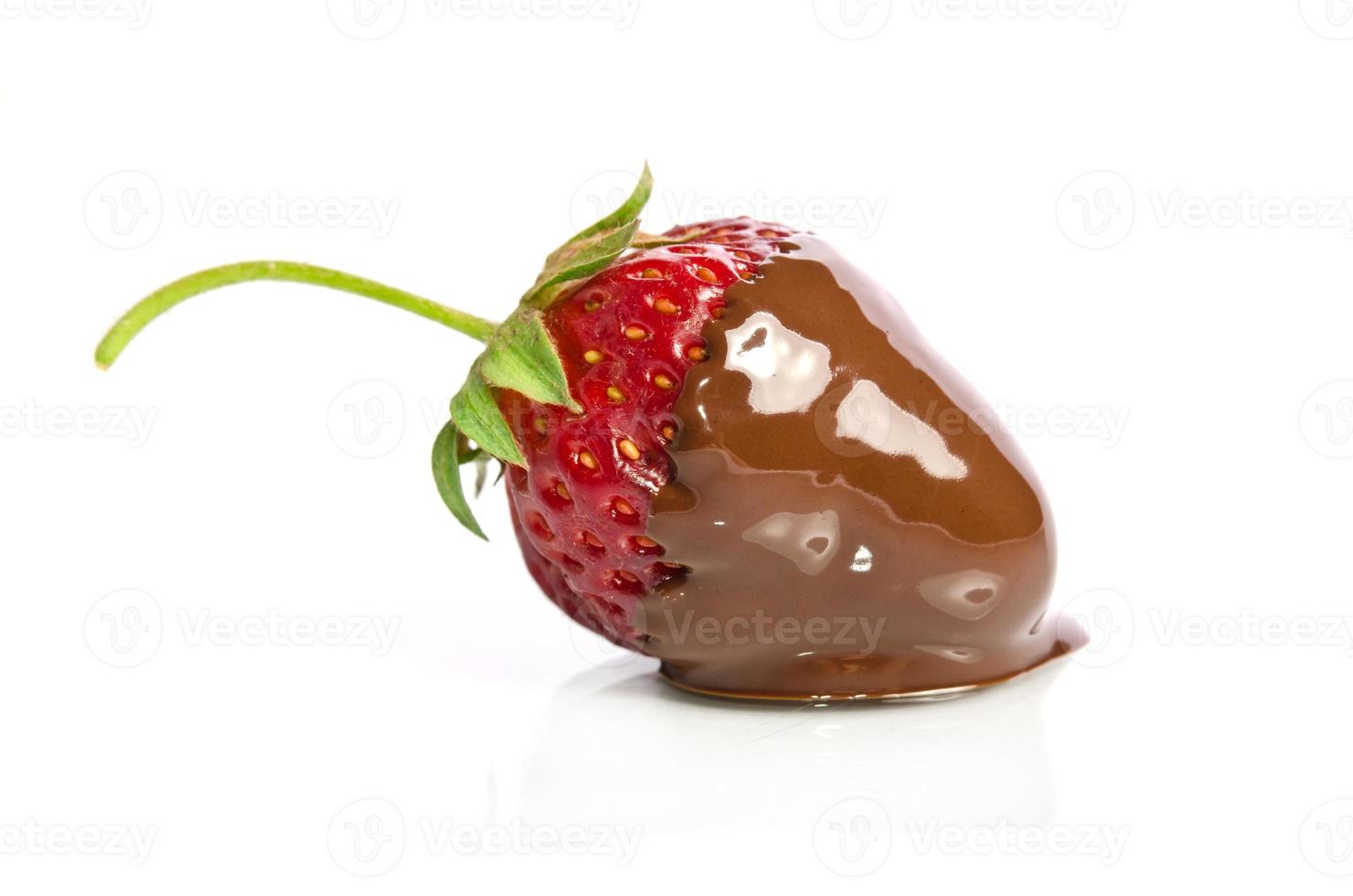 Fresa dulce roja en chocolate aislado sobre fondo blanco. foto