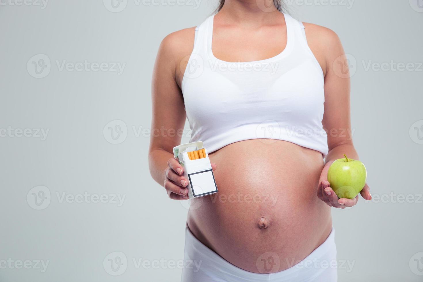 mujer embarazada elegir cigarrillos beetwin y manzana foto