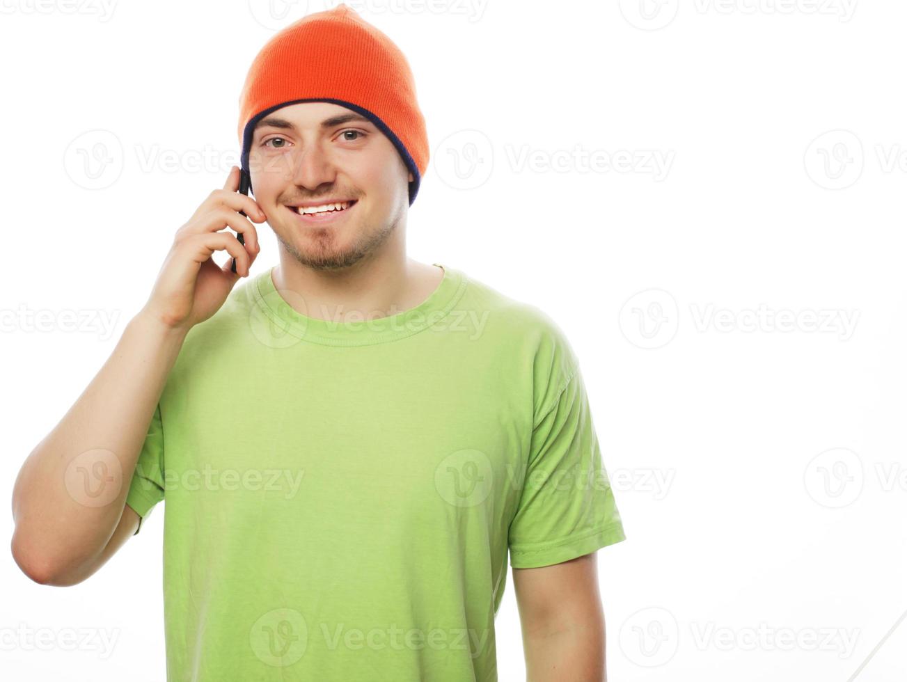 hombre en camisa hablando por teléfono foto