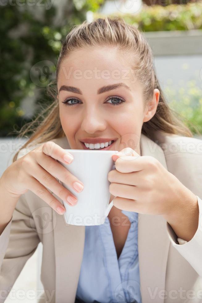hermosa empresaria disfrutando de un café foto