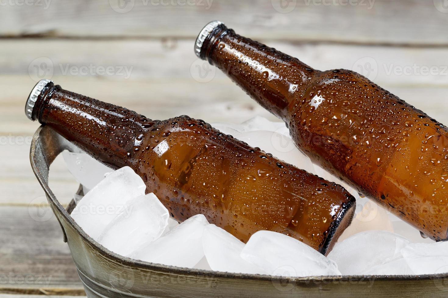 cerveza fría embotellada en hielo foto