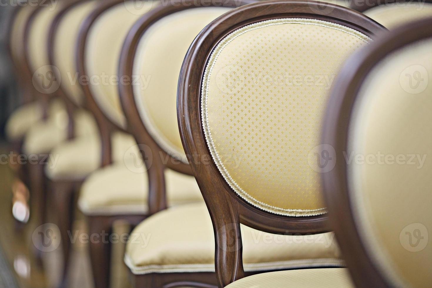 respaldos de las sillas en el pasillo foto