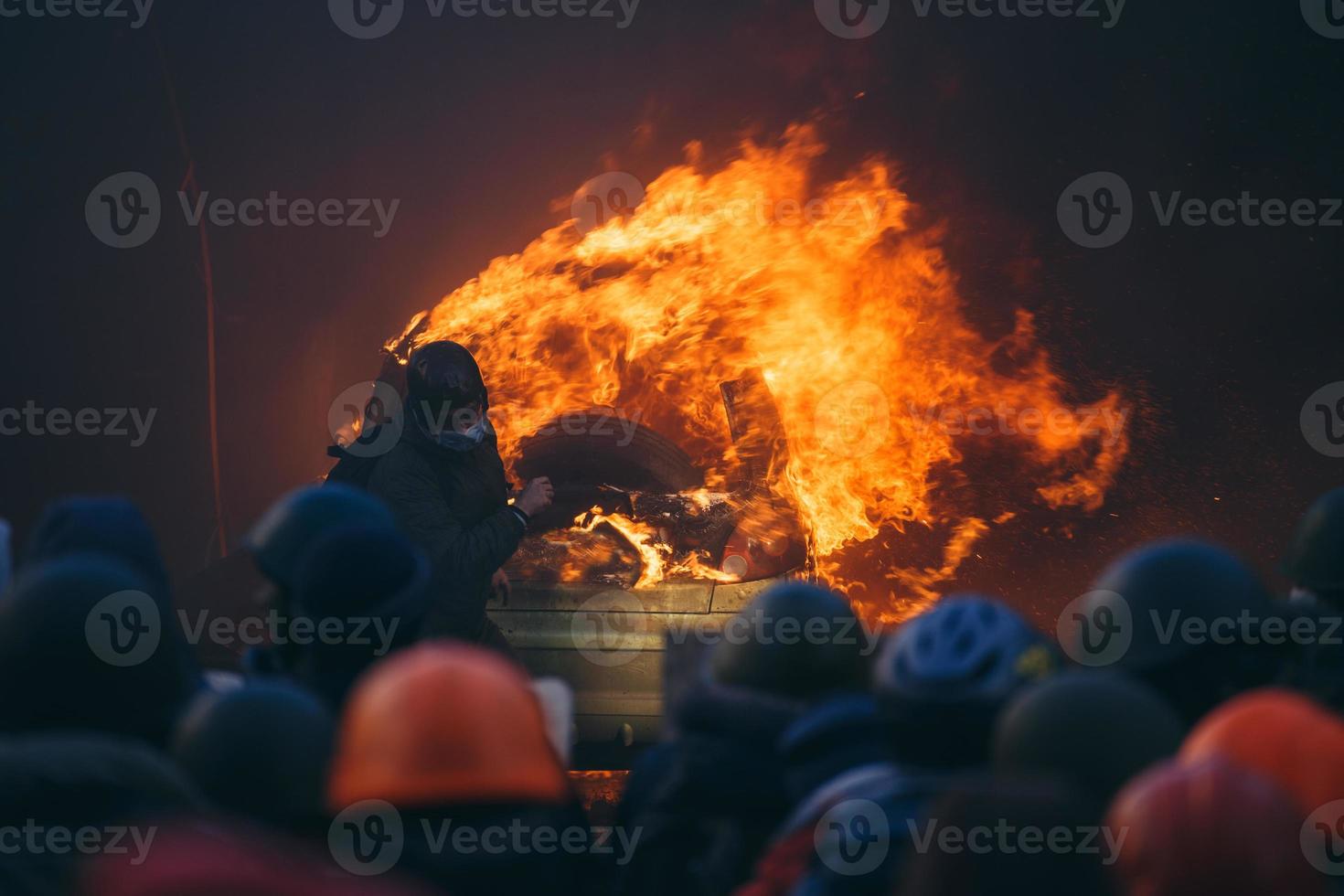 coche en llamas durante disturbios antigubernamentales foto