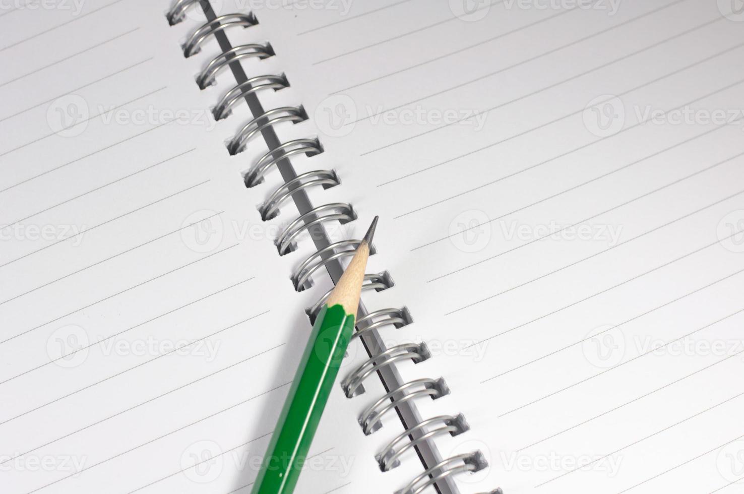 el cuaderno vacío con lápiz listo para anotar o trabajar foto