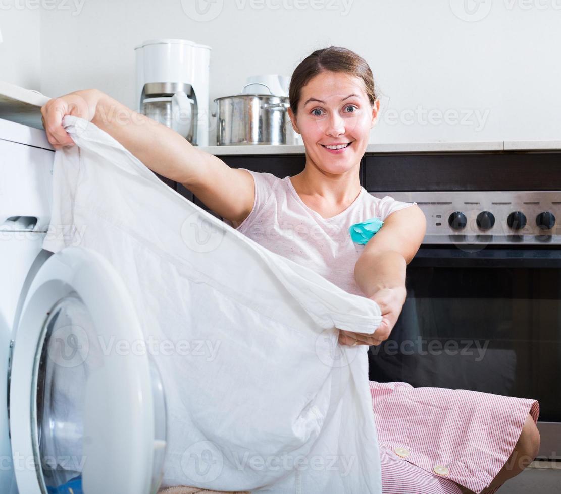mujer lavando ropa 930101 Foto stock en