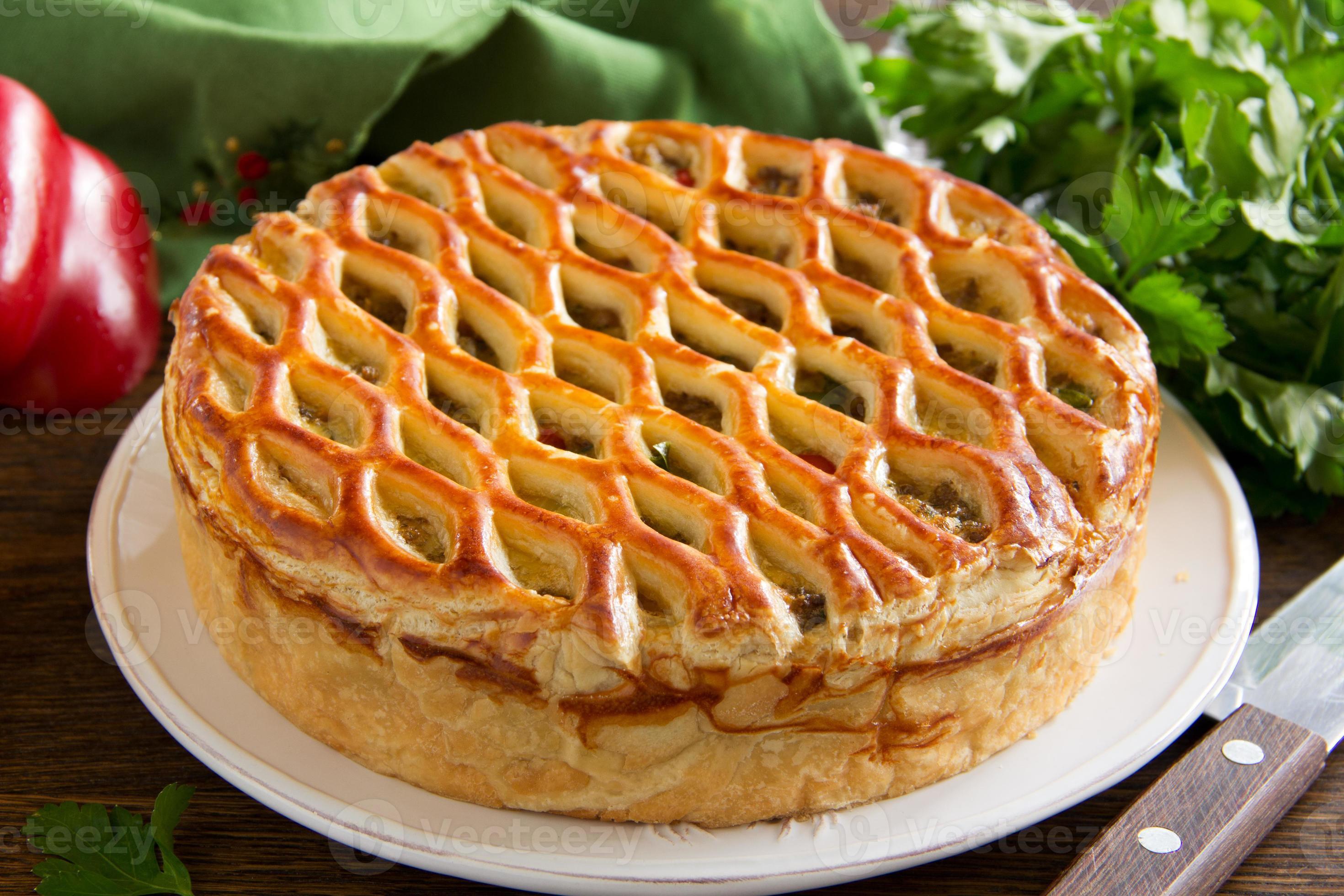 Мясной пирог из слоеного теста