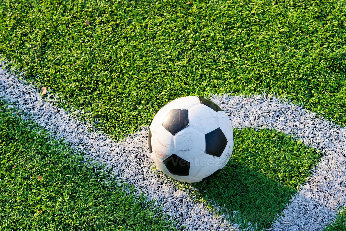 fútbol en campo de hierba verde en conner listo para patear foto