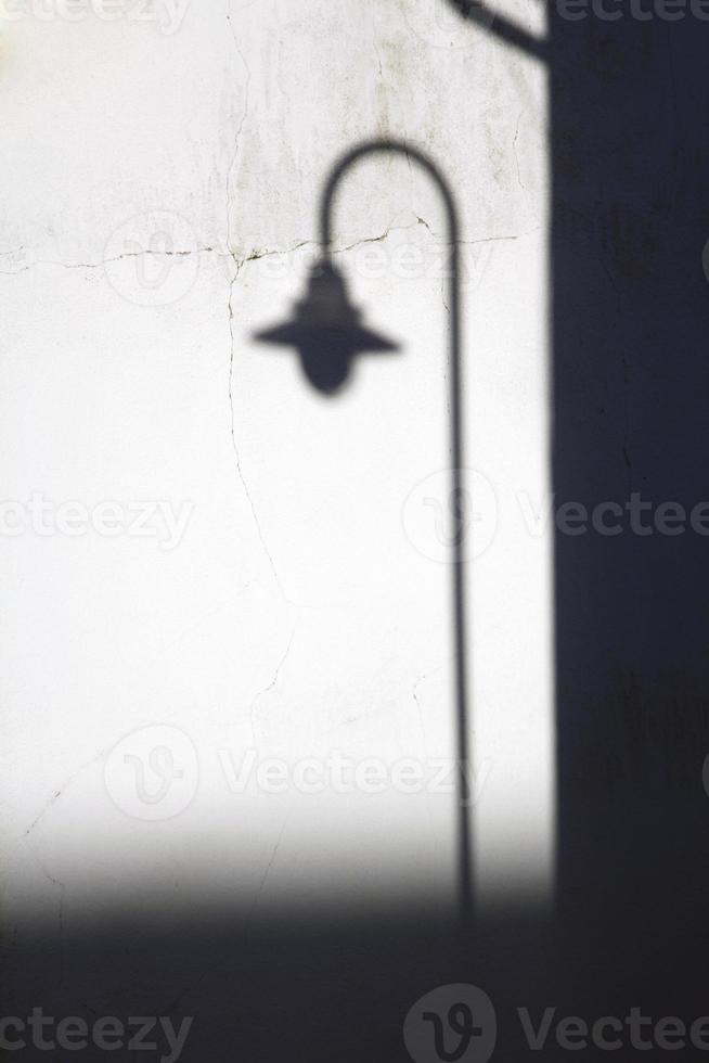sombra de un poste de luz foto