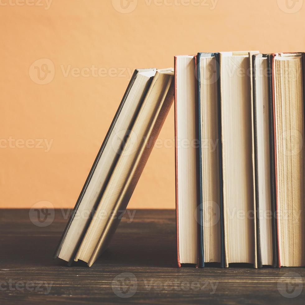 libros en estante de madera. foto