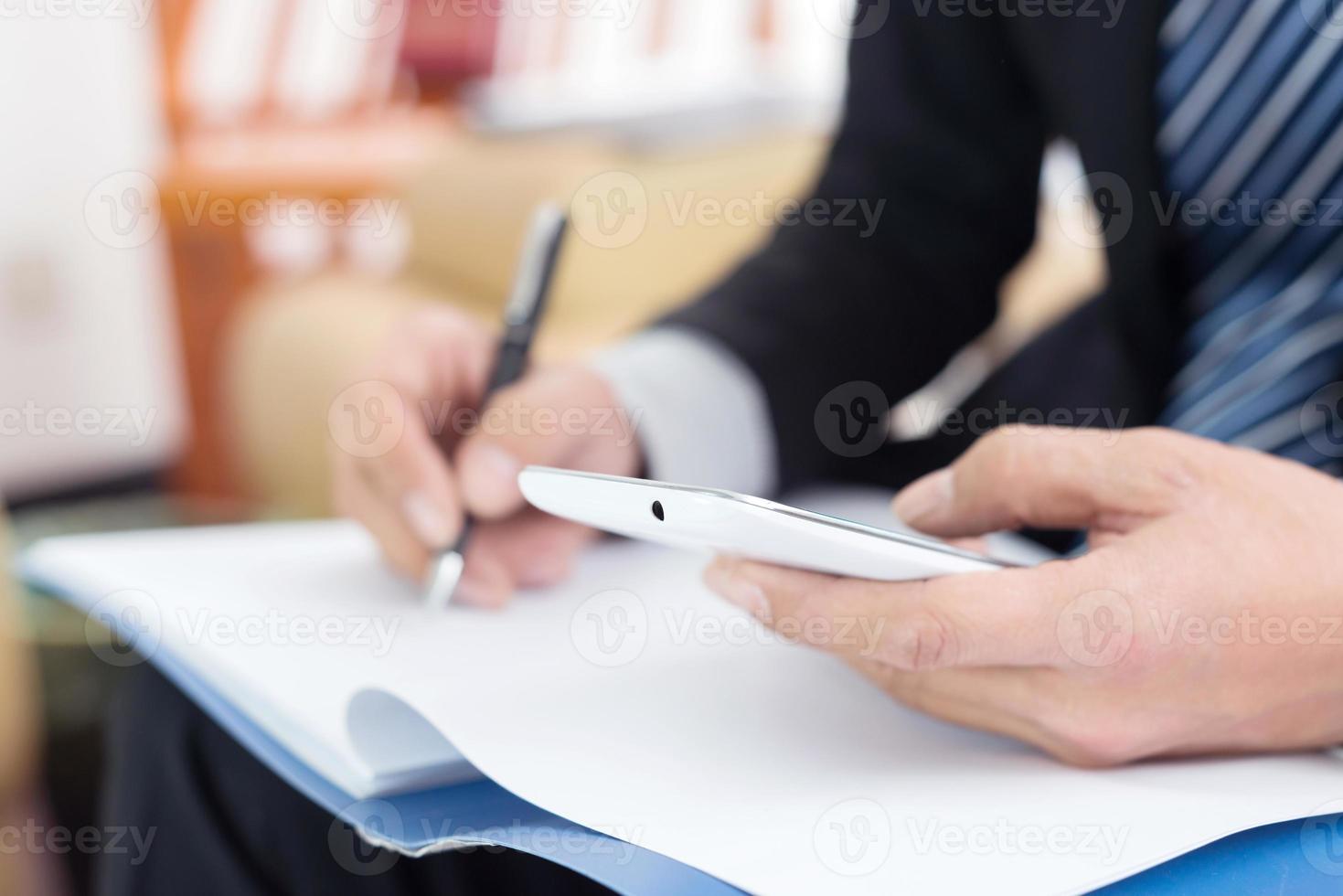 Cerca del empresario firmando un contrato foto