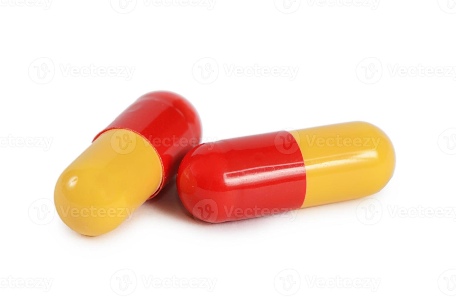 Dos pastillas aisladas sobre fondo blanco. foto