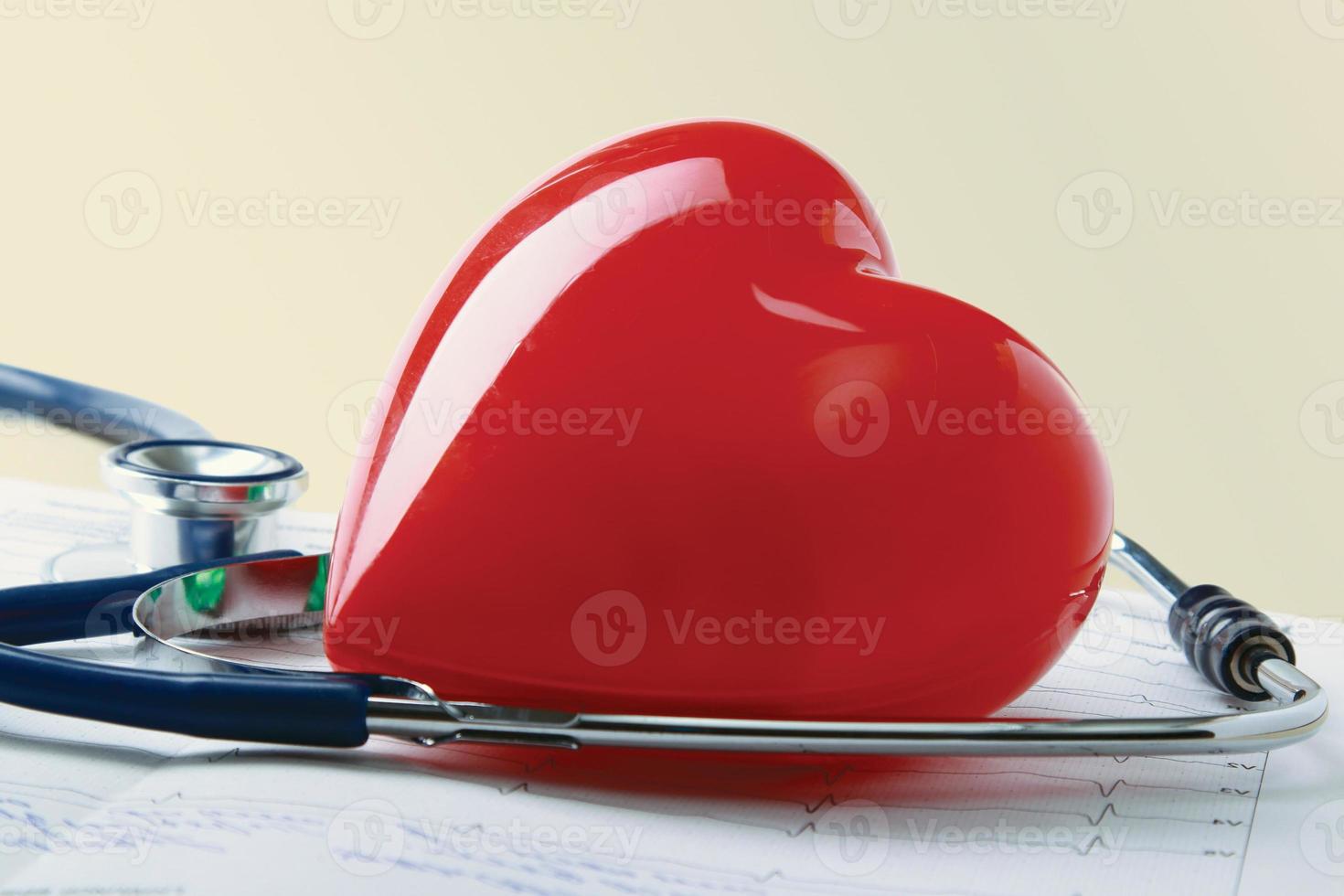 Corazón rojo y un estetoscopio. foto