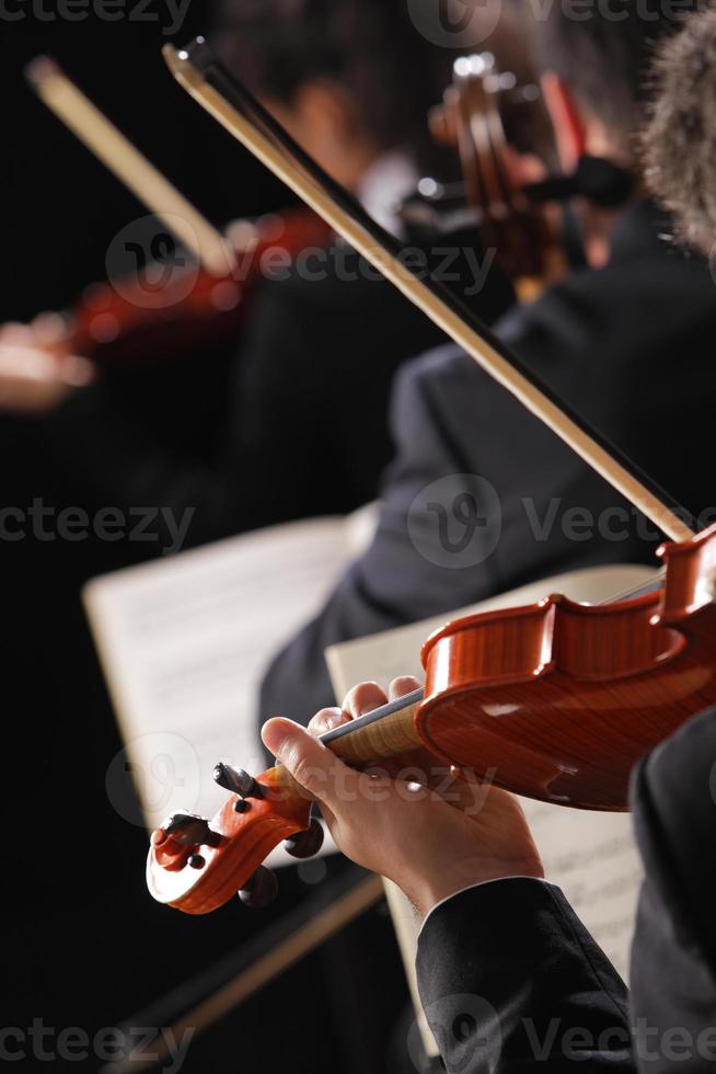 primer plano desde atrás de un violinista en una orquesta sinfónica foto