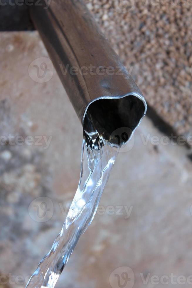 agua potable y tubería metalica foto