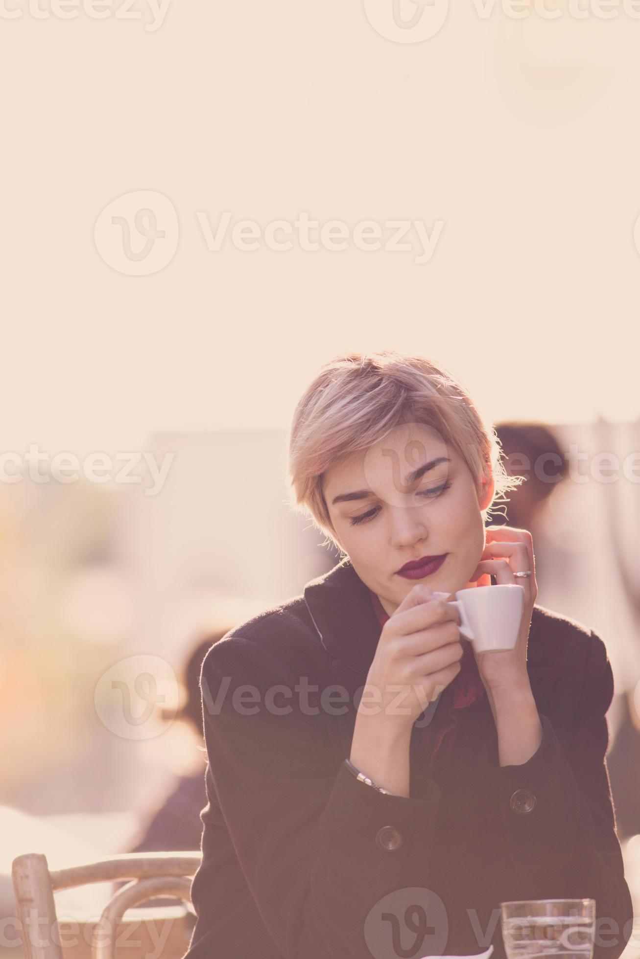 mujer tomando café en el café foto