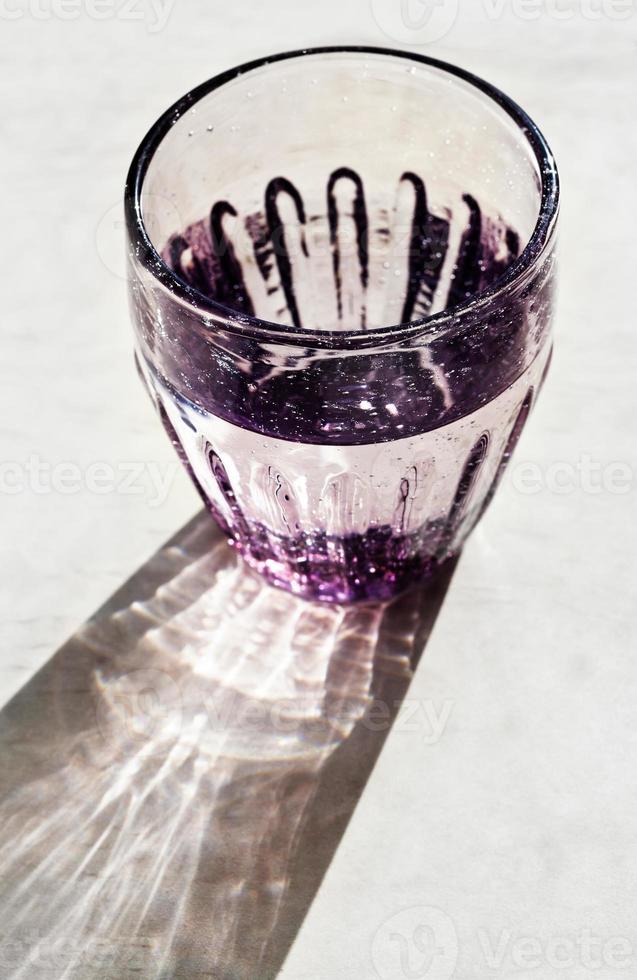 vidrio facetado con agua potable foto