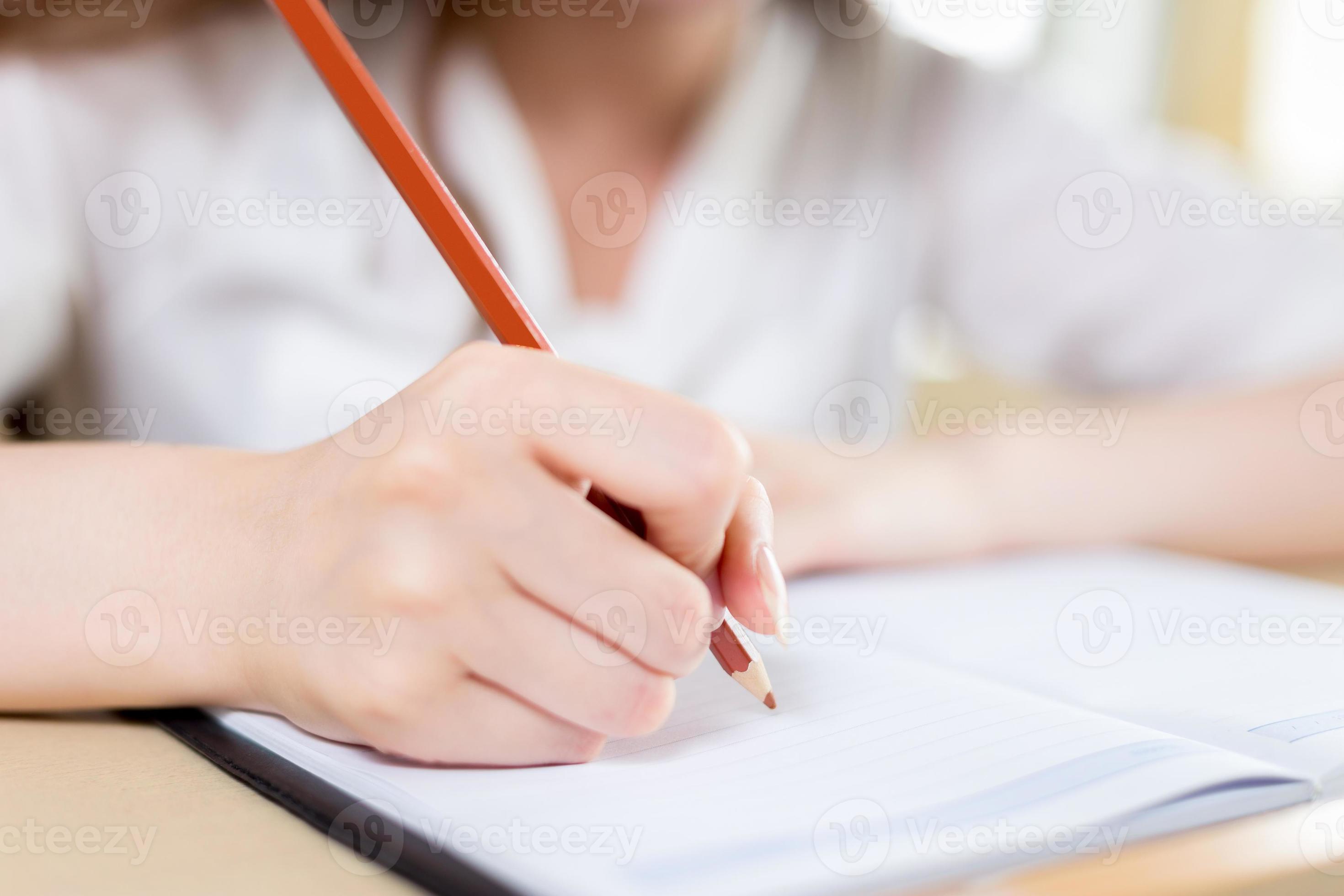 девушка с блокнотом. Writing картинка. Write. девушка пишет в блокноте. пишущий человек.