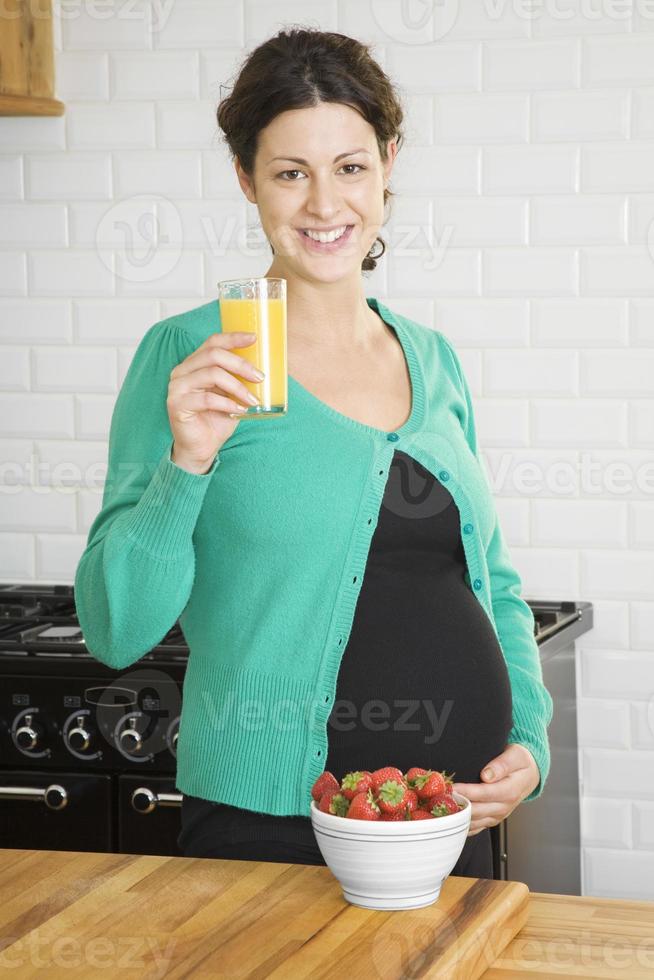 mujer embarazada bebiendo jugo de fruta foto