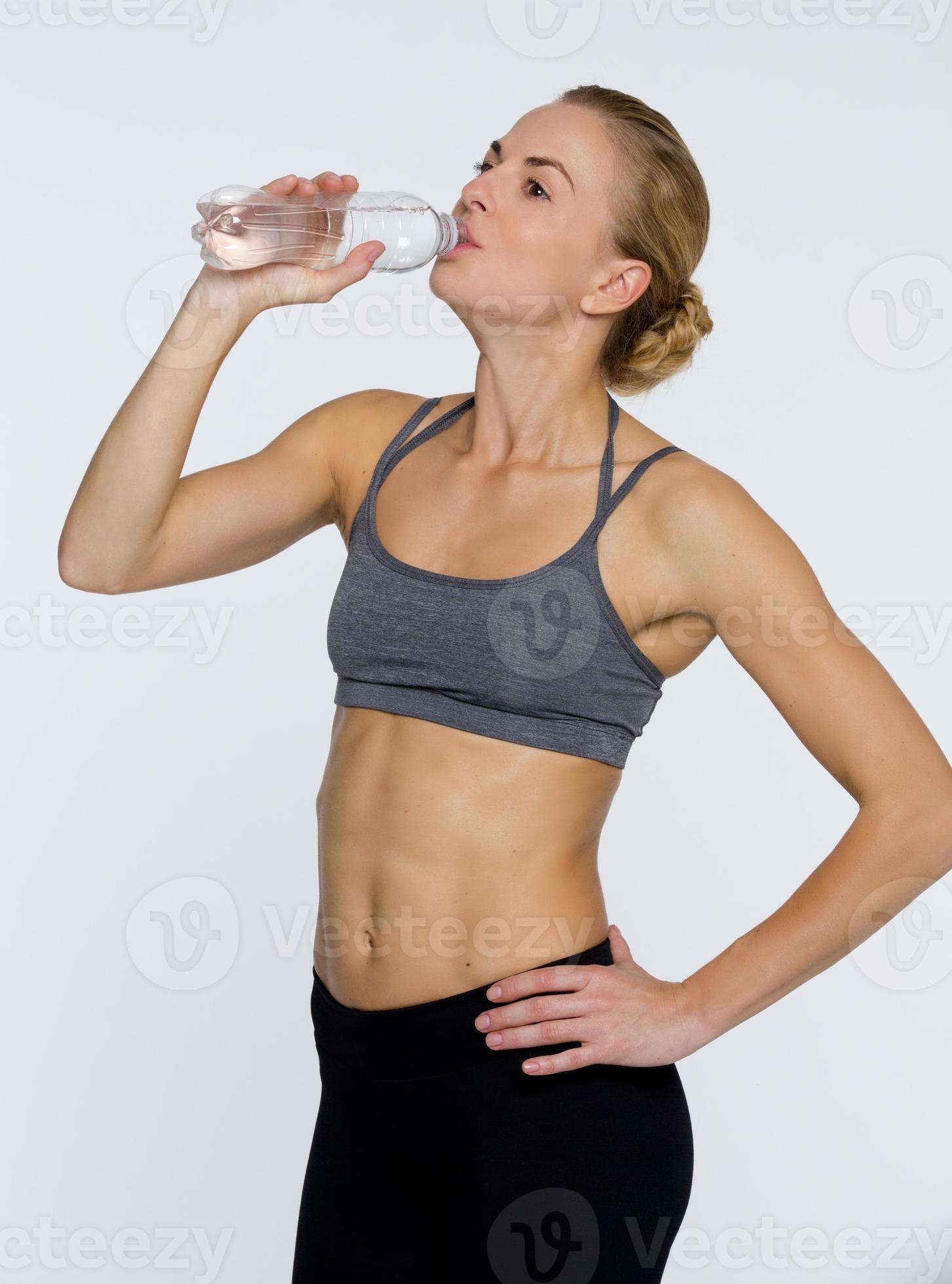 Fitness mujer feliz agua potable foto