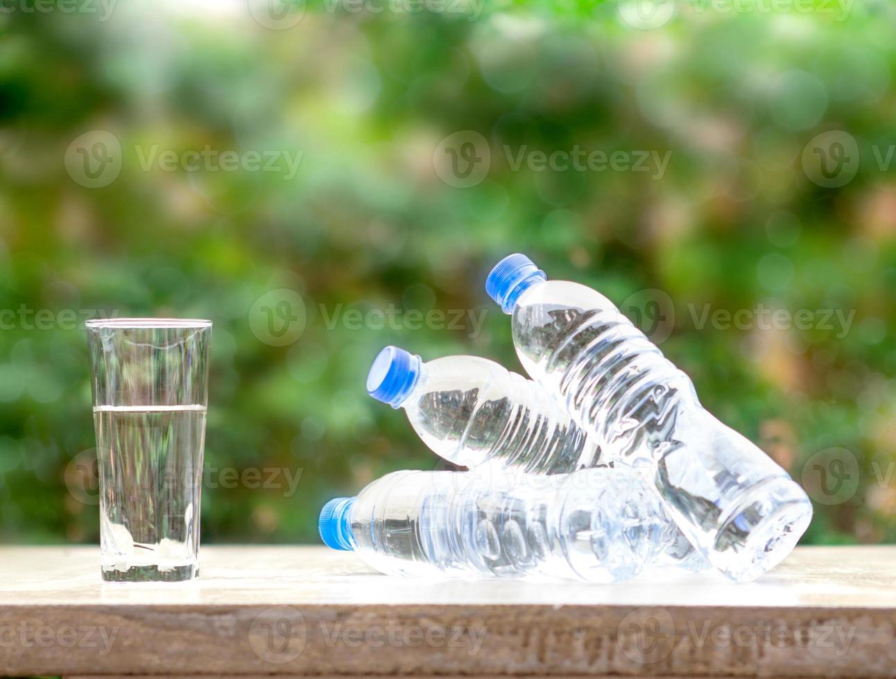 botella de plástico bebida fresca agua foto