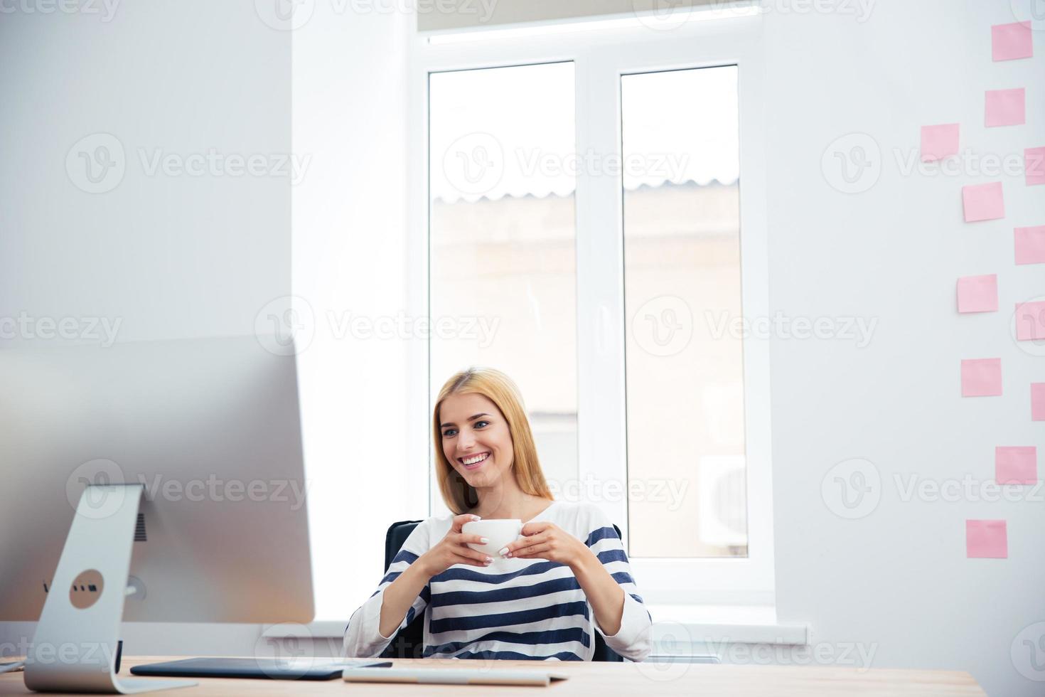 mujer editor de fotos tomando café