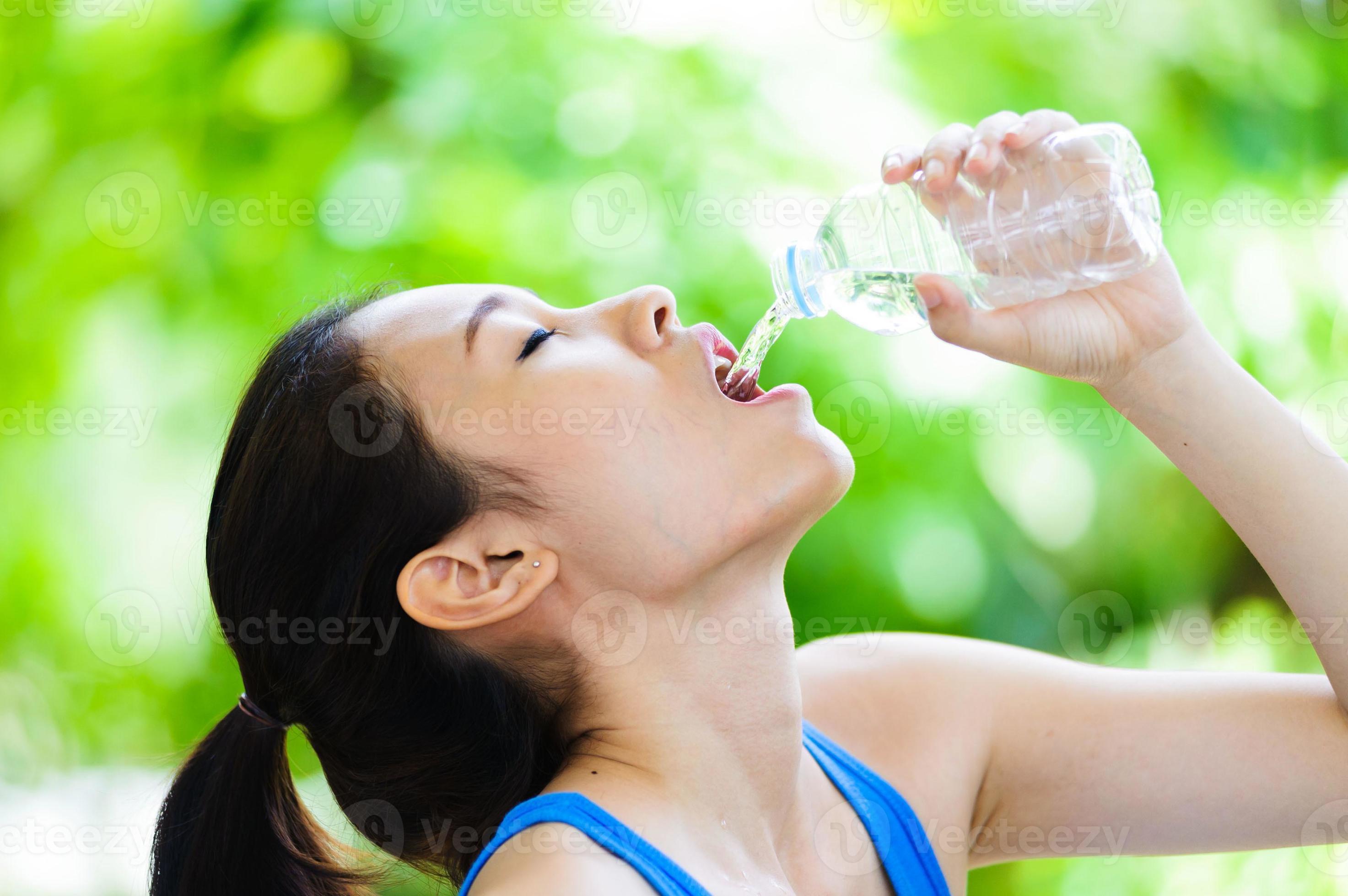 joven asiática beber agua foto