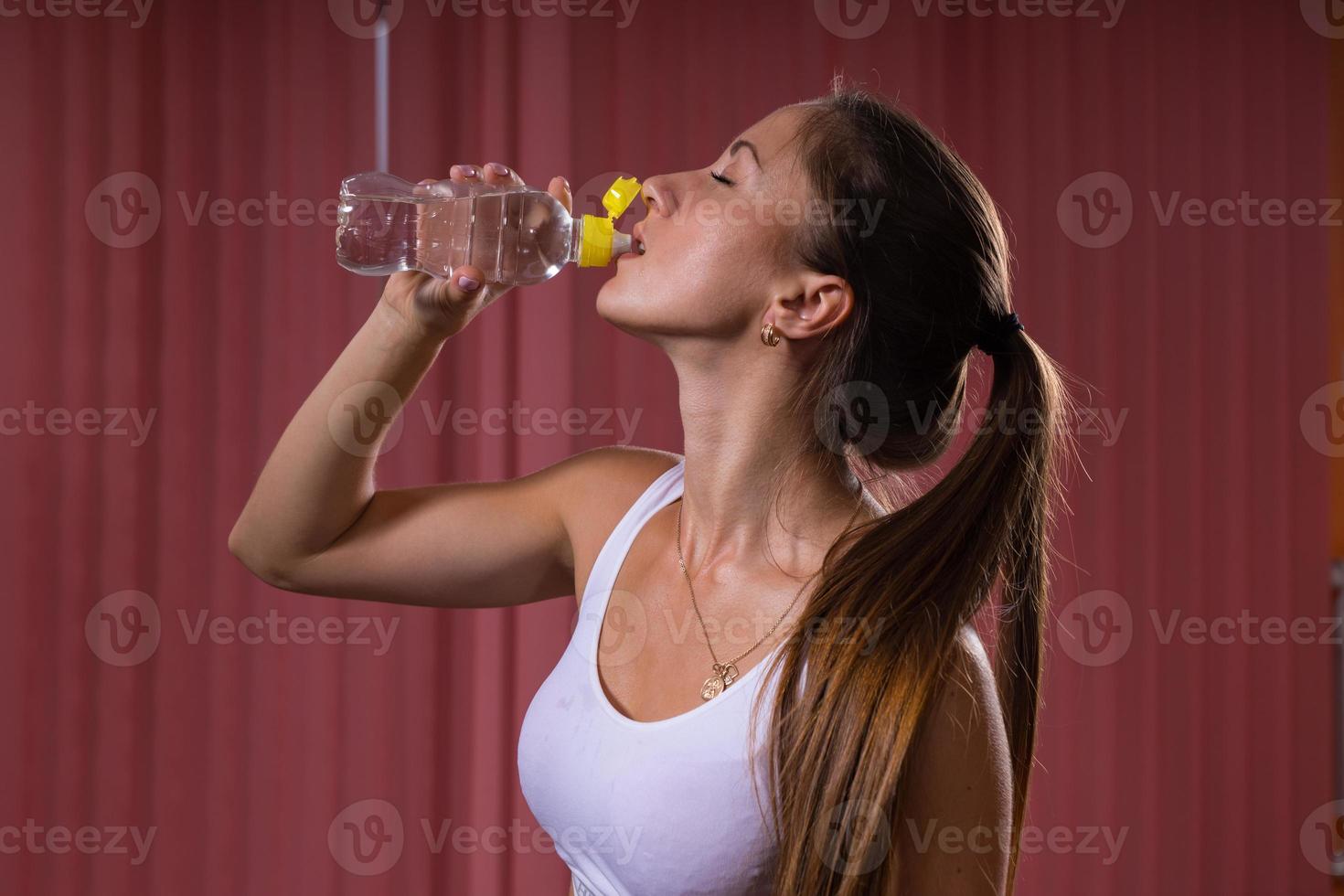 mujer atlética beber agua sensualmente foto