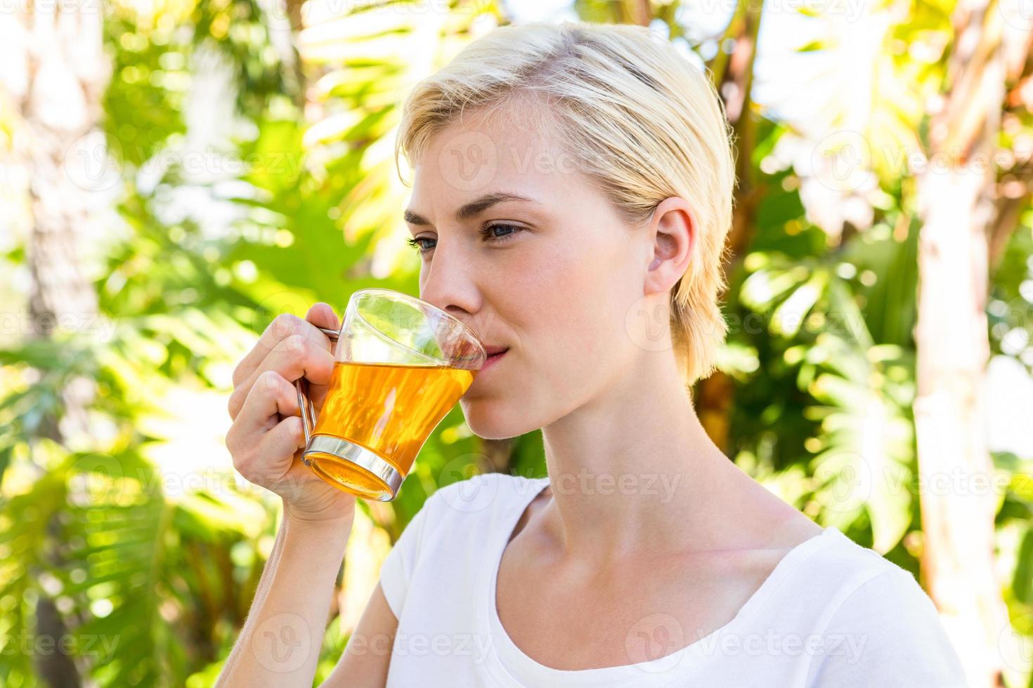 atractiva mujer rubia bebiendo té foto