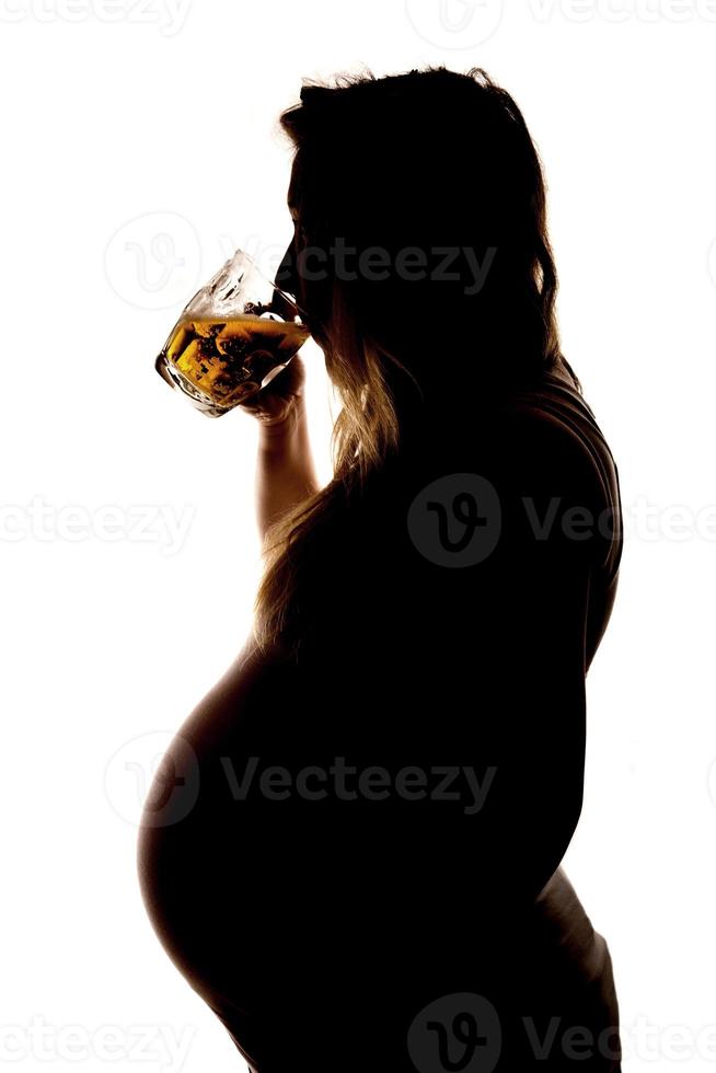 bebiendo cerveza durante el embarazo silhoutte foto