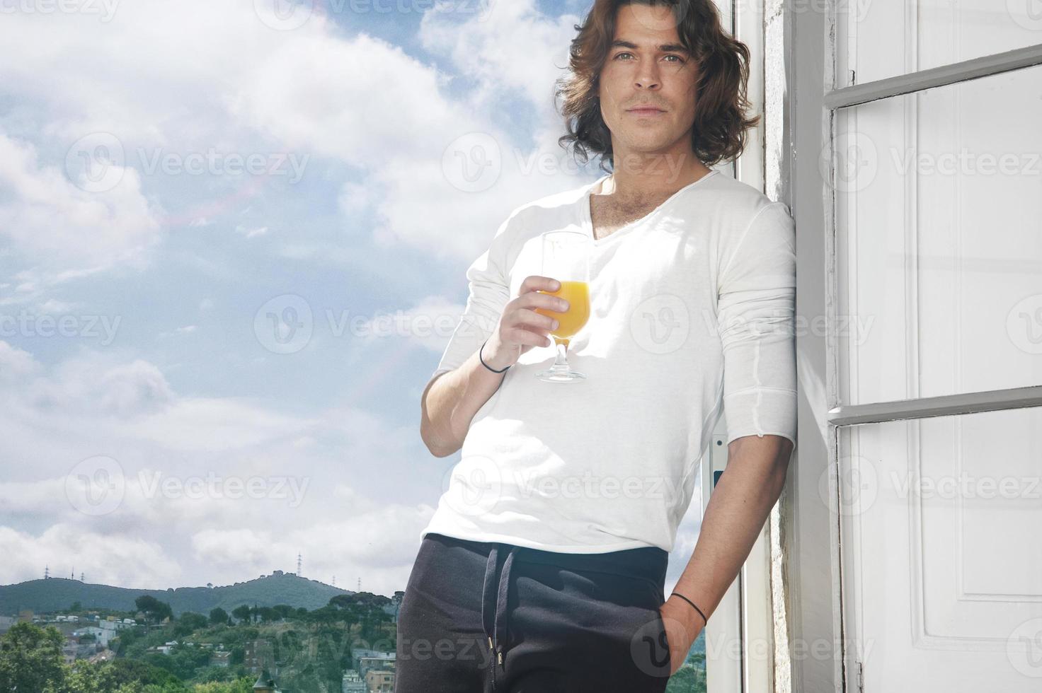 Hombre bebiendo jugo. vista desde la montaña foto