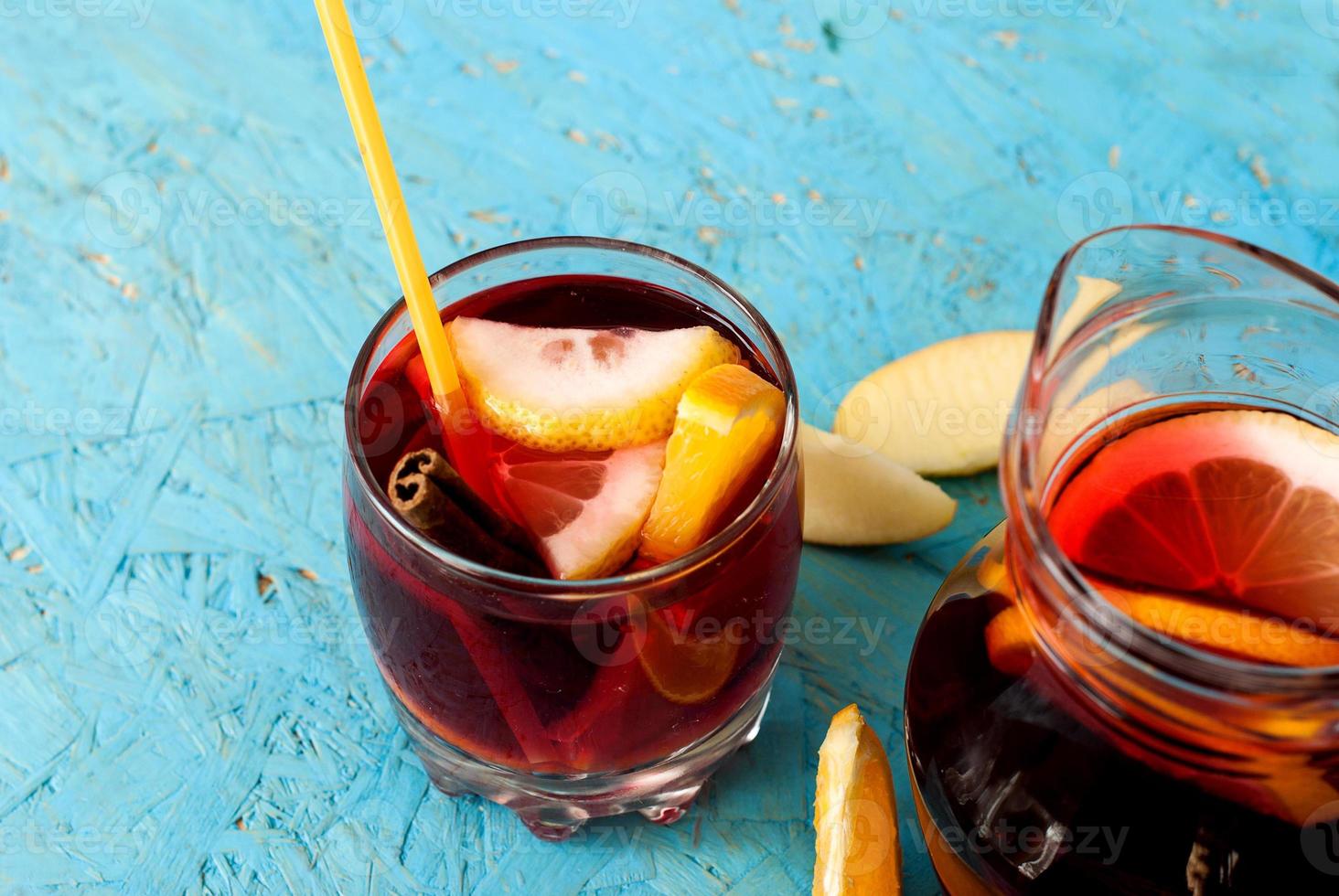 refrescante sangría de frutas. bebida de verano foto