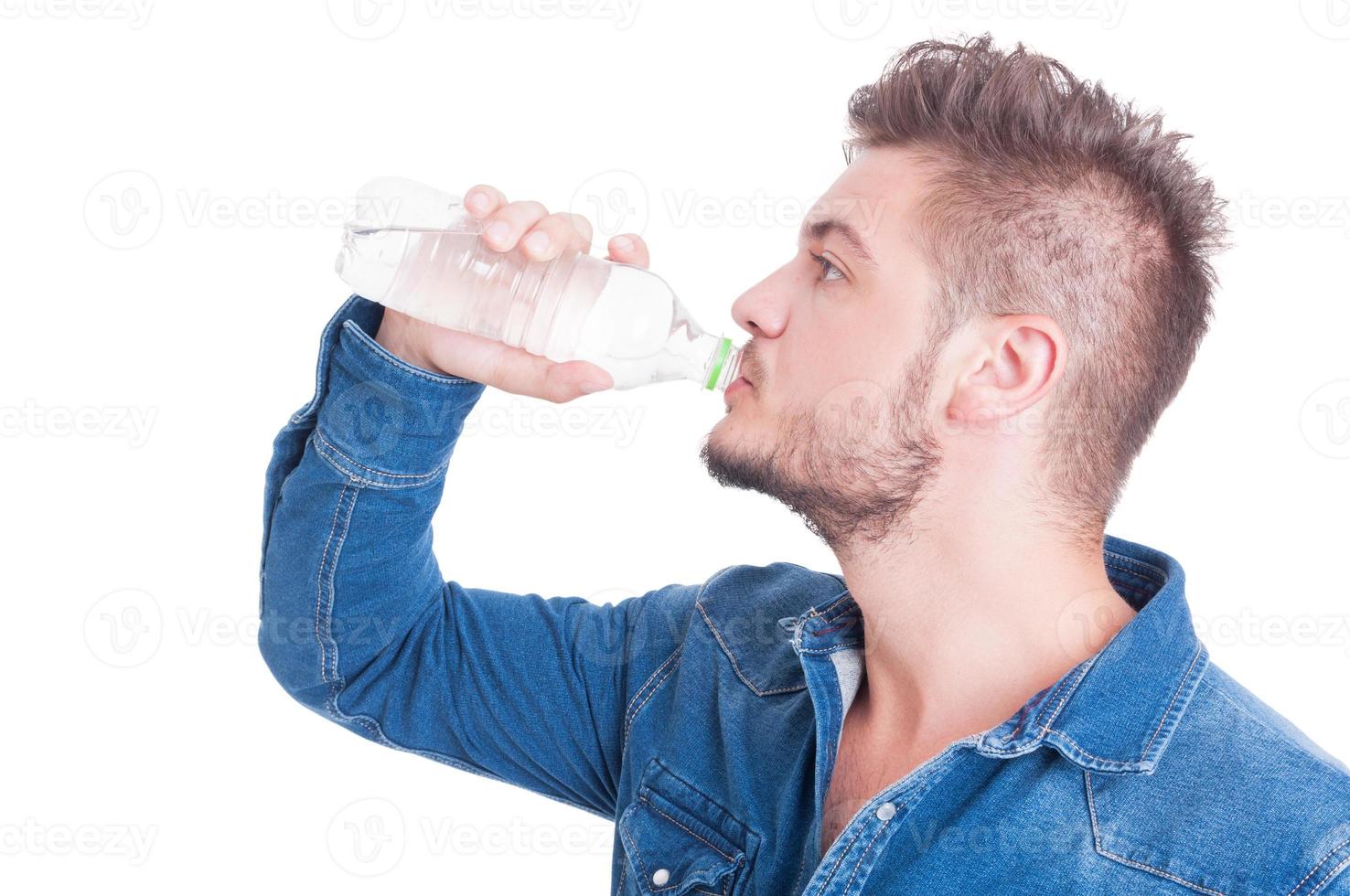 modelo masculino guapo agua potable foto
